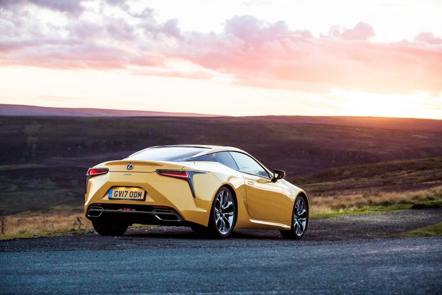  Lexus LC500 2017 года  (UK) (фото 31 из 40)